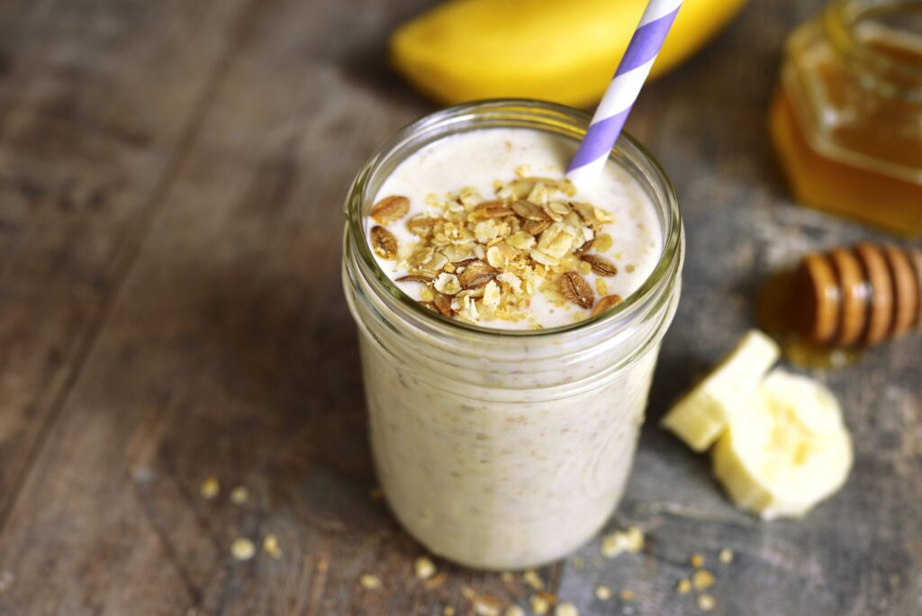 Smoothie de Banana Leite de Coco Aveia e Mel scaled 2