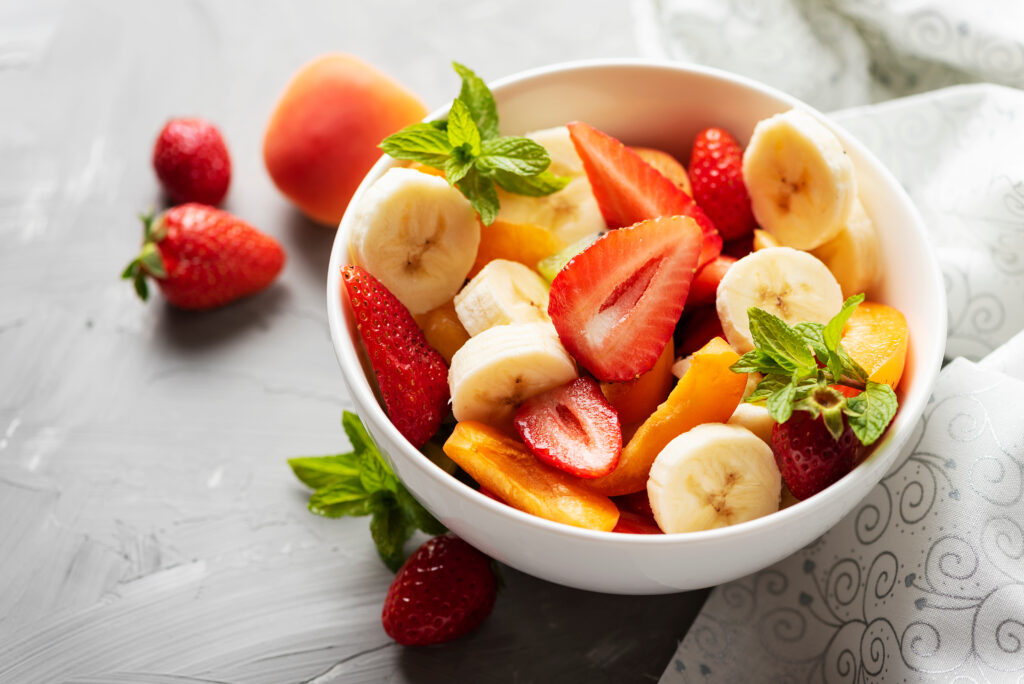 salada de frutas com suco de laranja